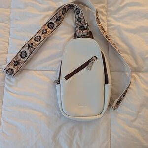 White Crossbody Bag with Adjustable Strap and Modern Design